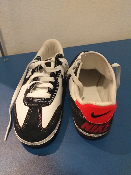 Tenis Nike brancos e pretos