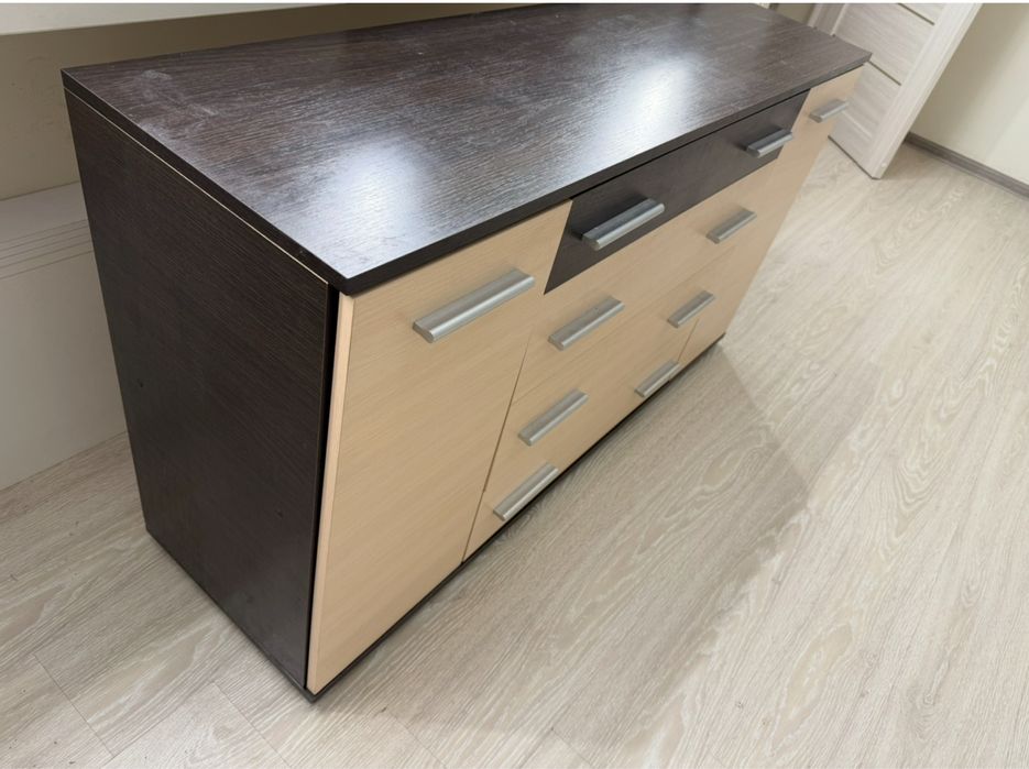 Стильний та місткий комод