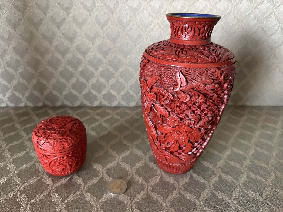 Vaso e caixa de laca vermelha cinábrio