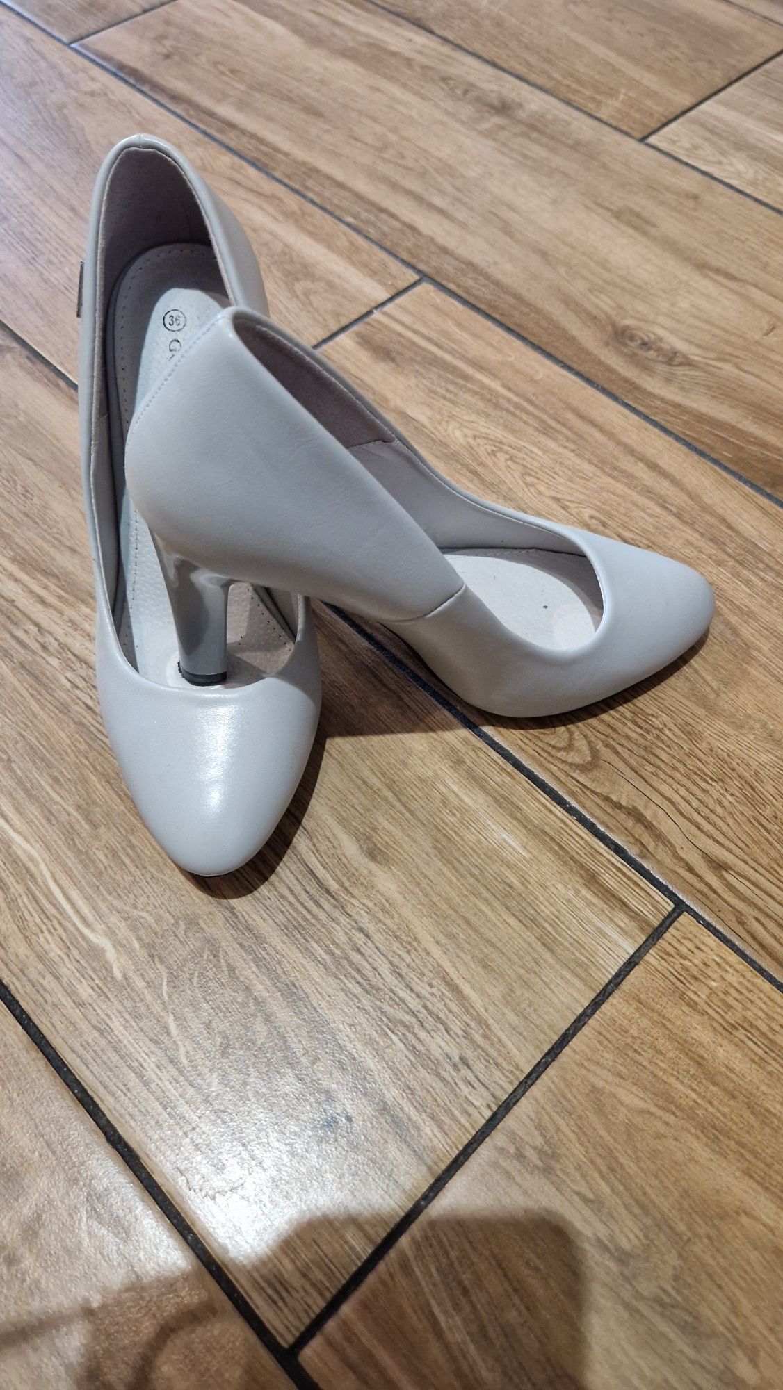 Buty na obcasie 36