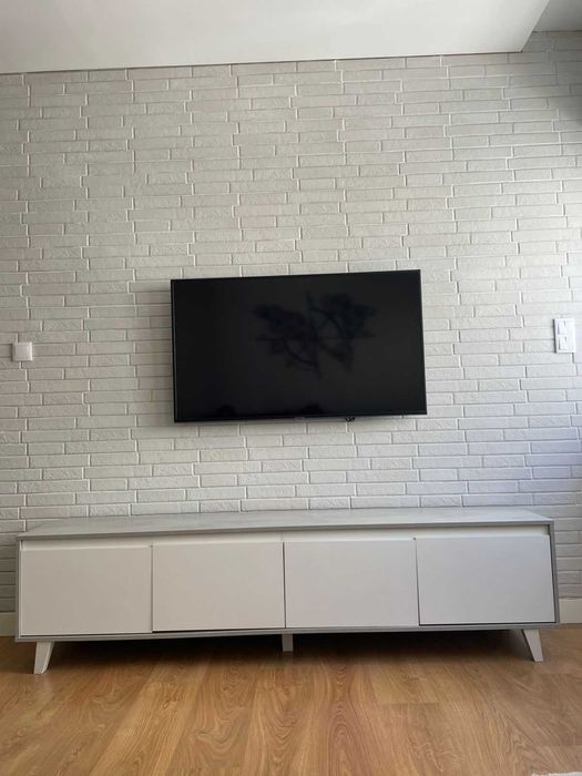 Aparador de TV cinza com branco