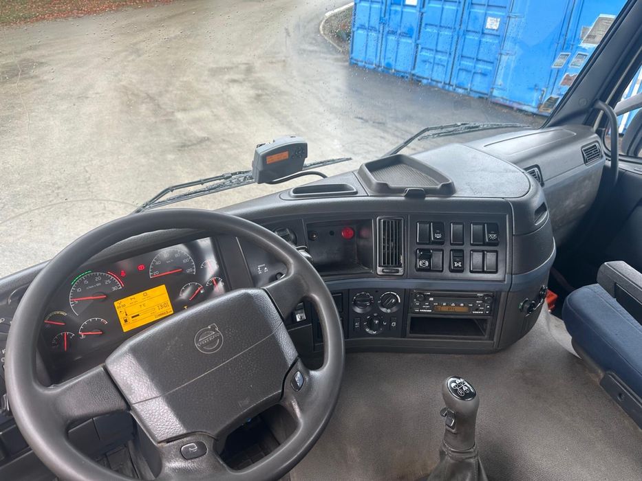 Volvo FM com grua e bascula