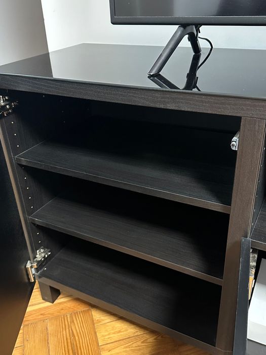 Móvel de TV com tampo de vidro