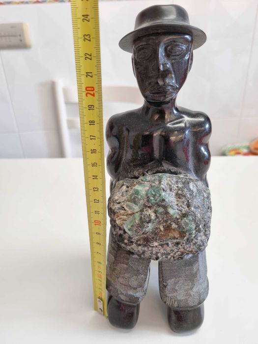 Escultura em cristal bruto e raiz de esmeralda colombiana