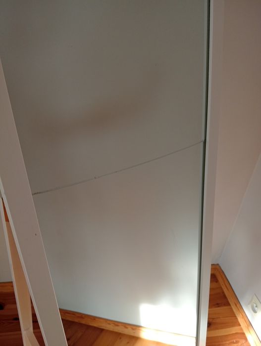 Lustro stojąca pęknięte