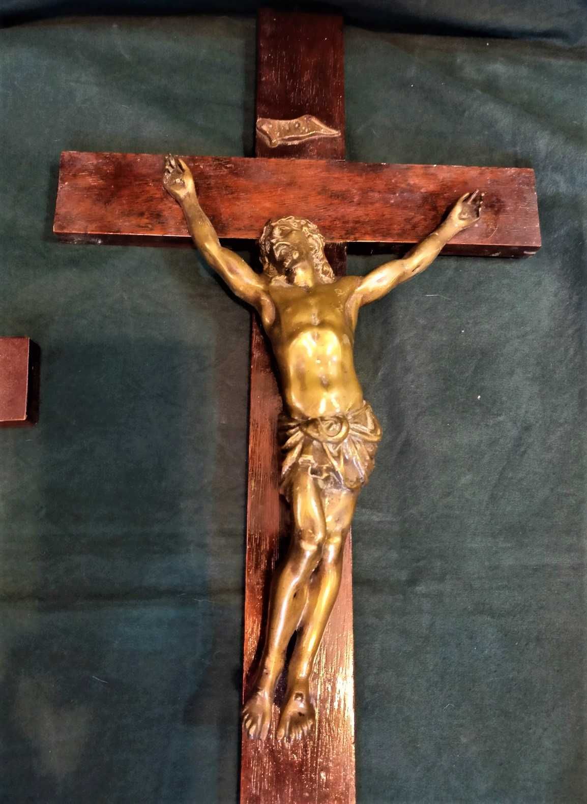 Crucifixos e Nossa Senhora com O Menino