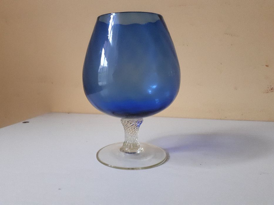 Kobaltowy kieliszek duza koniakowka wazon na kreconej nózce