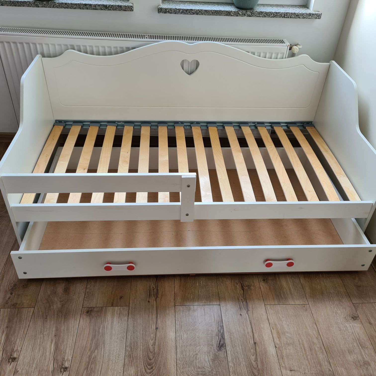 Białe,  drewniane łóżko z szufladą i materacem