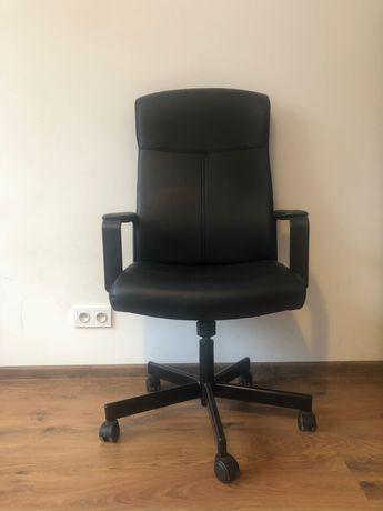 Krzesło obrotowe Ikea Millberget czarne