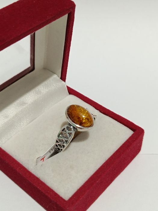 Srebrny pierścionek z herbacianym bursztynem roz.21, srebro próby 925