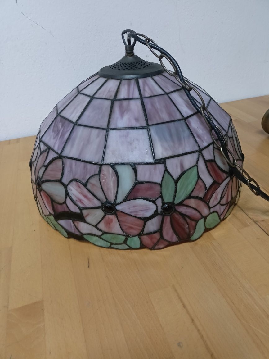 Lampa witrażowa wisząca w stylu Tiffany.