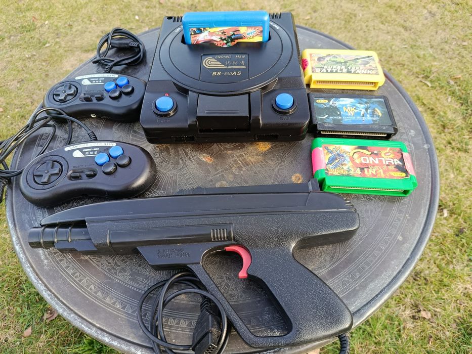 Konsola BS-500AS wraz z akcesoriami, jak na zdjęciach.