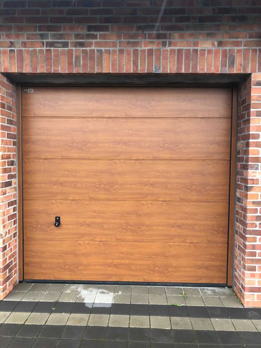 Brama garażowa segmentowa firmy Hormann 2600 x 2600 mm