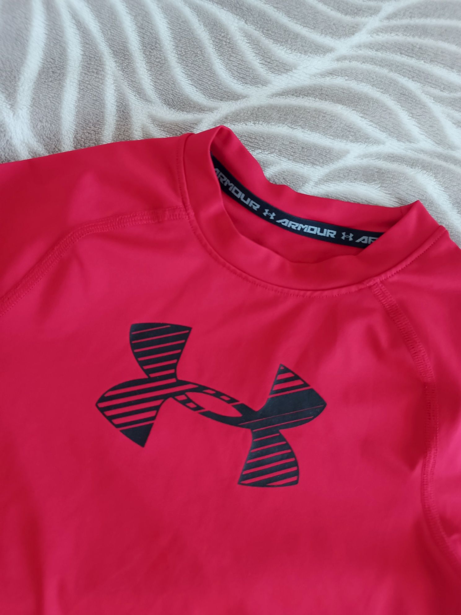 Krwisto-czerwona koszulka sportowa 128 Under Armour ysm  – do ćwiczeń