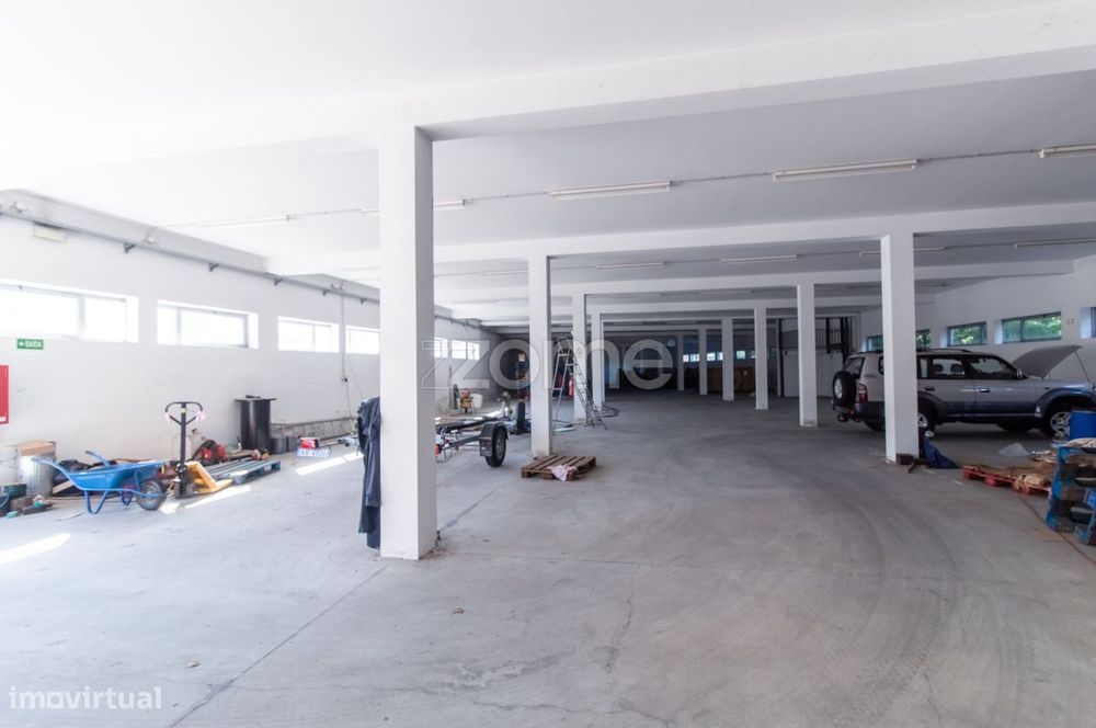 Armazém Industrial com 2.437m2 em Ronfe, Guimarães