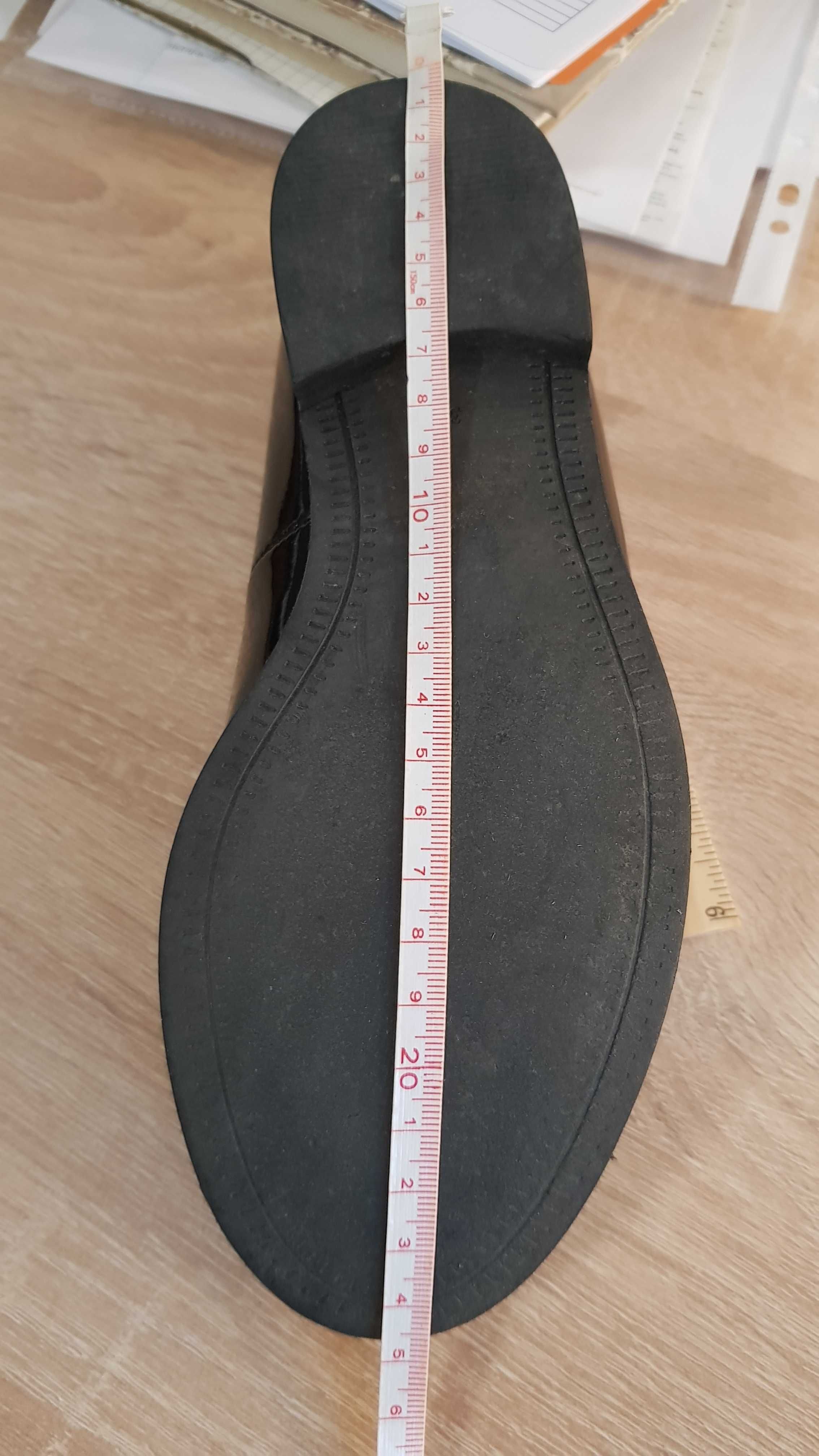 Czarne loafersy Julia - piękny delikatny model firmy Conhpol