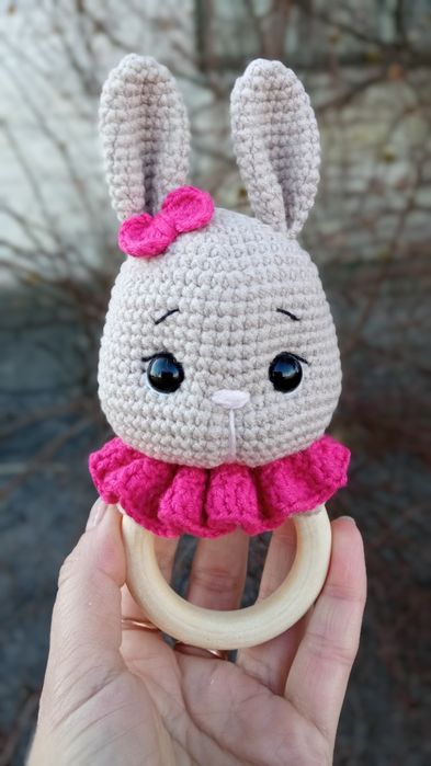 Зайка, погремушка, МЕДУЗА, брязкальцезайчик крючком ,вязаная игрушка к