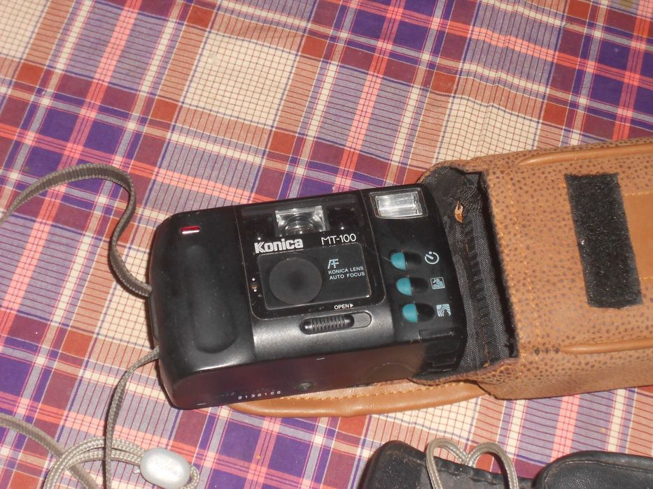 Duas maquinas fotograficas de rolo Samsung e Konica