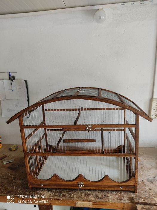 Gaiola artesanal com teto oval e ondas