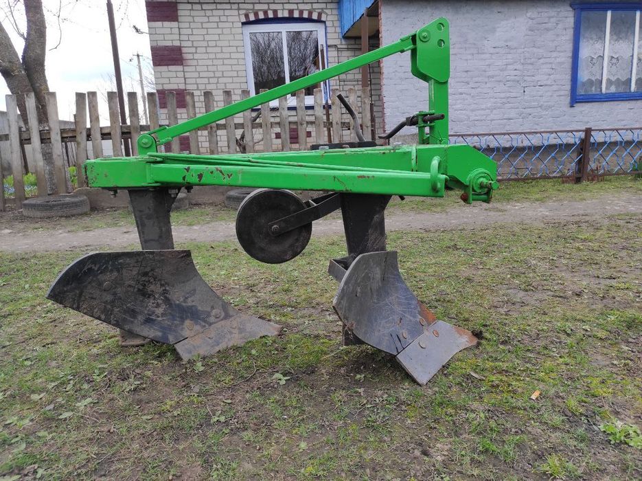 Трактор т 25 на ходу з плугом, + торг