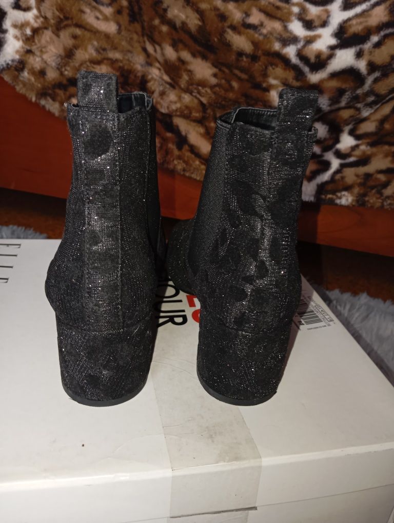 Botins Pretos Leopardo com detalhes em Brilho