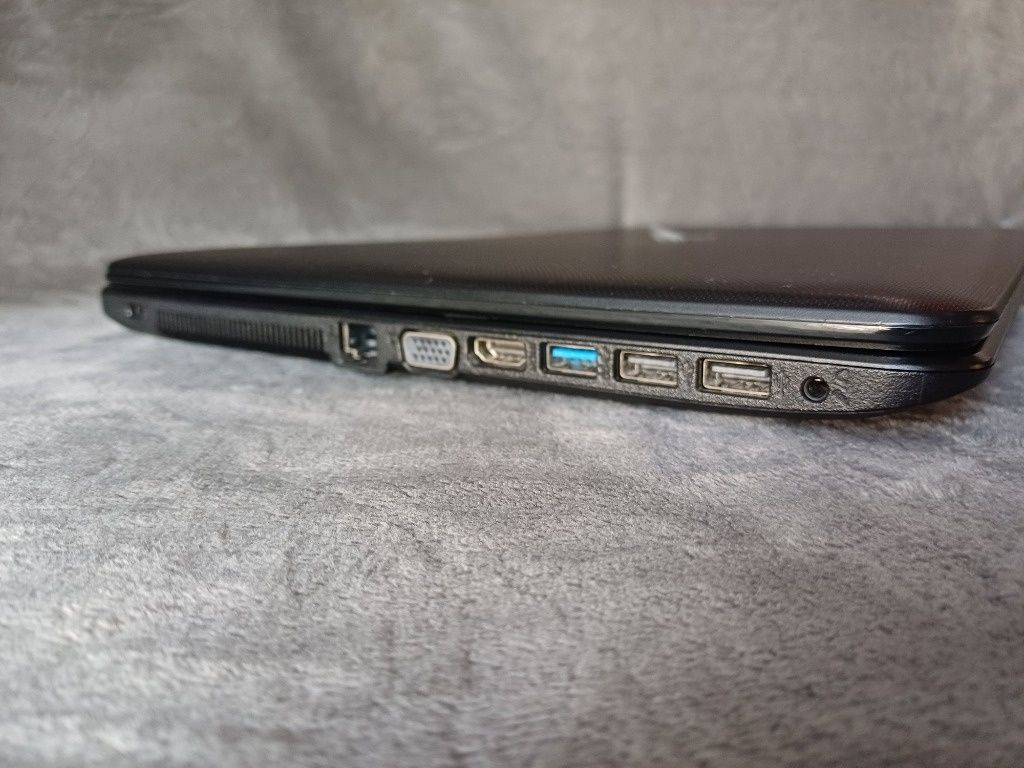 Super stan Laptop Asus duży ekran 17" 8GB RAM dysk SSD Crucial 1TB