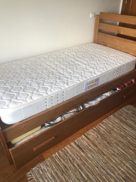 Cama de solteiro com gaveta por baixo +2 colchoes +mesinha de cabeceir