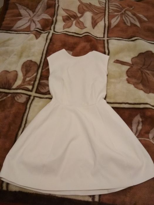 Piekna kremowa sukienka rozmiar XS
