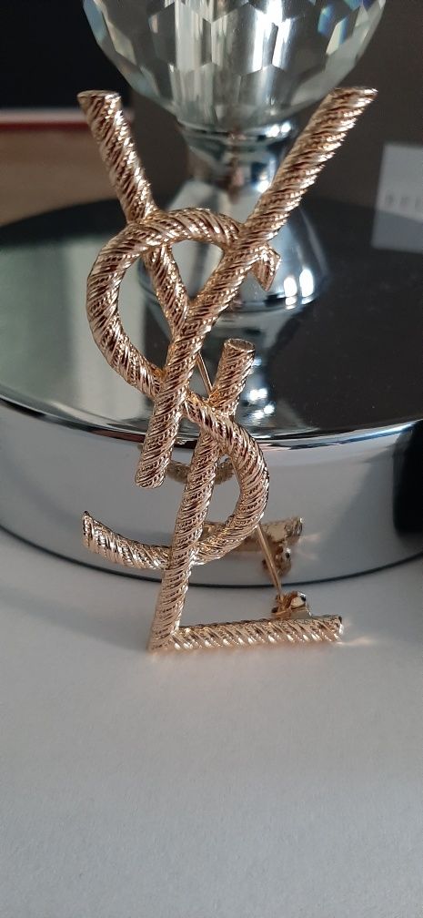 Jakość Premium Złota broszka ysl model Opyum wybity napis Cudo lv cc