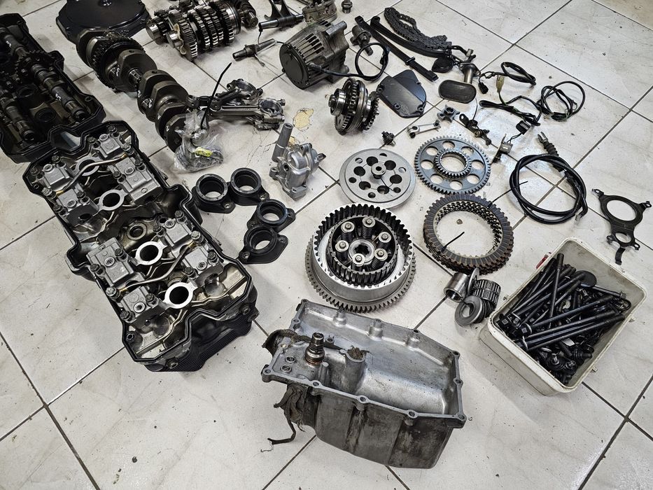 Suzuki GSXR 750 silnik części GSX-R wał głowica skrzynia kapa zębatka