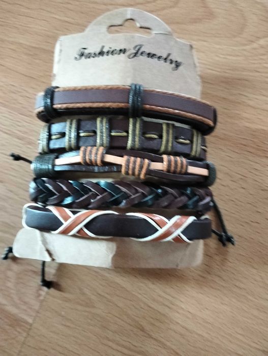 Pulseiras em pele, novas