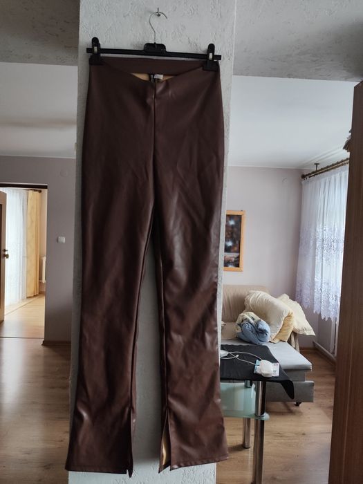 Spodnie z długimi nogawkami z eko skóry w gumę w pasie rozm S. H&M.