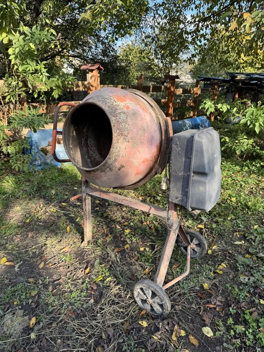 Бетонозмішувач в хорошому стані.