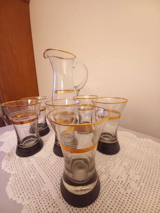 Jarro de sumo mais copos