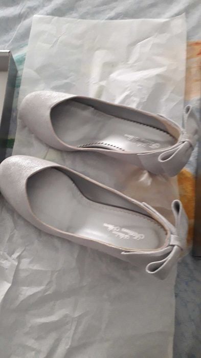 Sapatos lindos, de cerimónia, cinza prateado