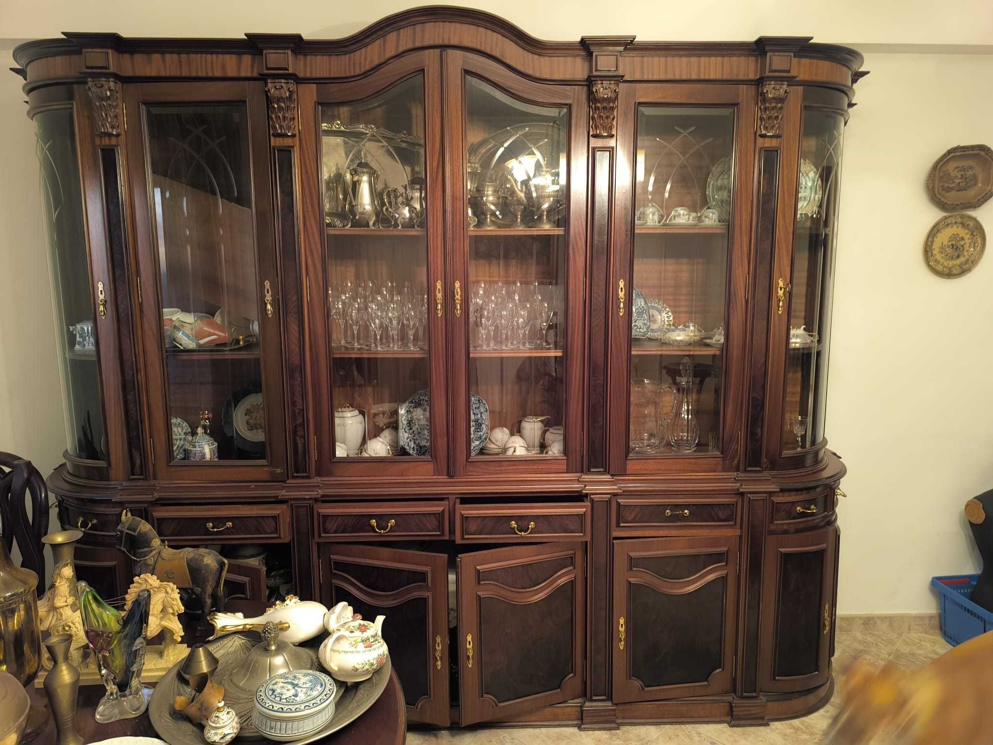 Móvel com vitrine