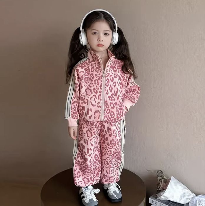 Продам спортивний костюм для дівчинки леопардовий