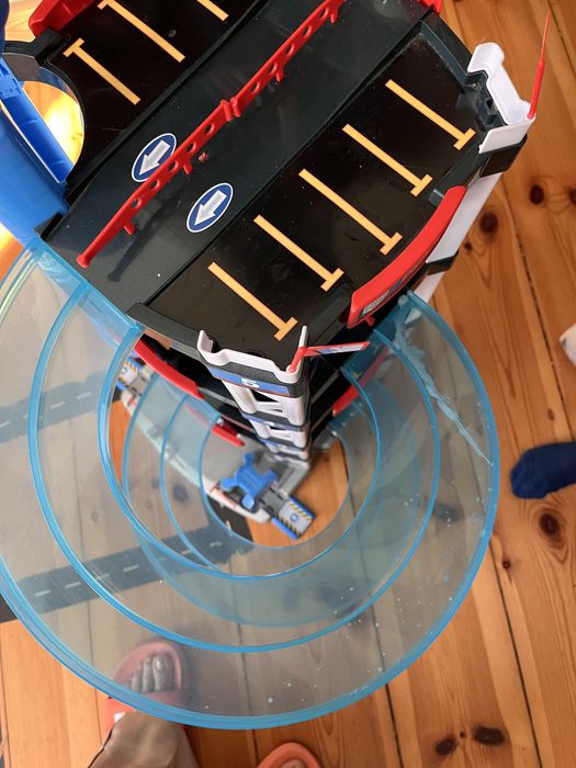 Duża zabawka tor garaż parking piętrowy bosh hot wheels z windą