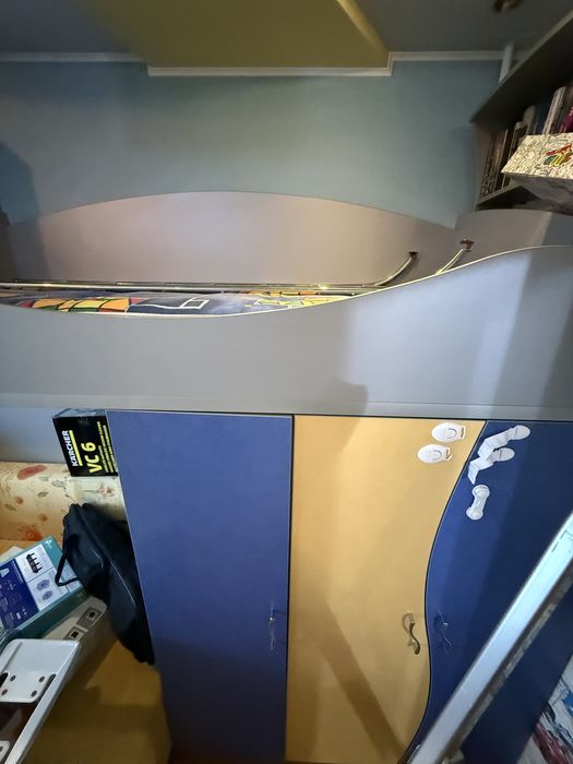 Двухэтажная кровать детская с мебелью вся, шкаф и тд