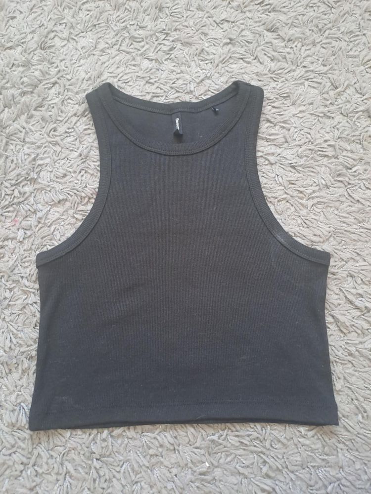 czarny top.