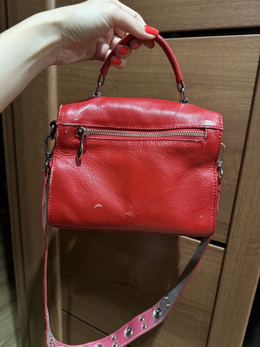 Червона шкіряна сумка