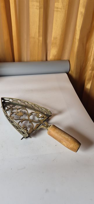 Sygnowana mosiężna podstawka pod żelazko XIX wiek 1855 rok T36