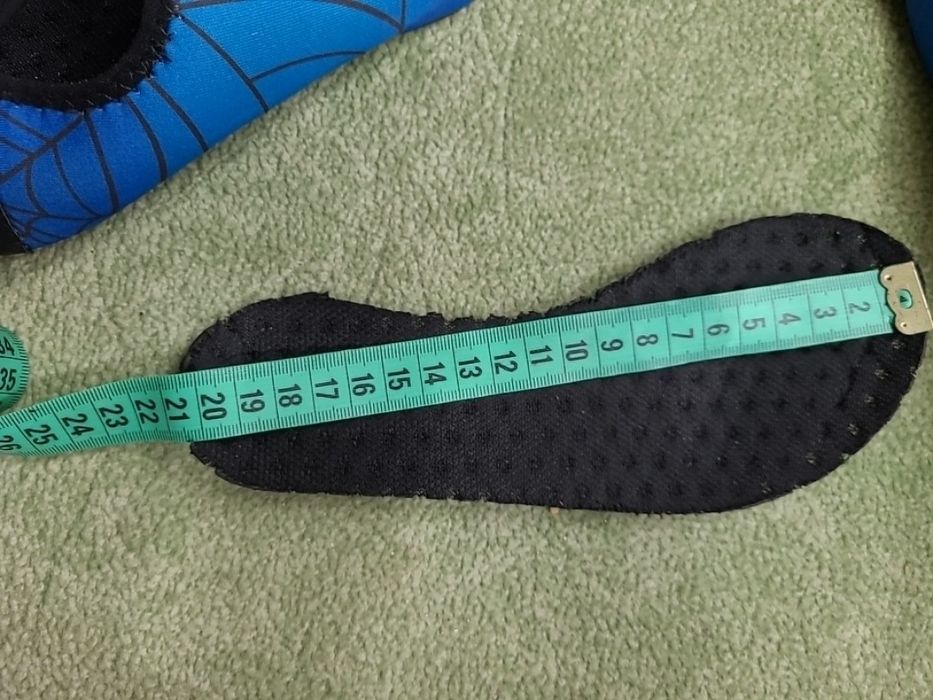 Аквашузи, коралки, розмір 32-33.
Устілка 20-20.5см.
Без дир, тріщин.
З