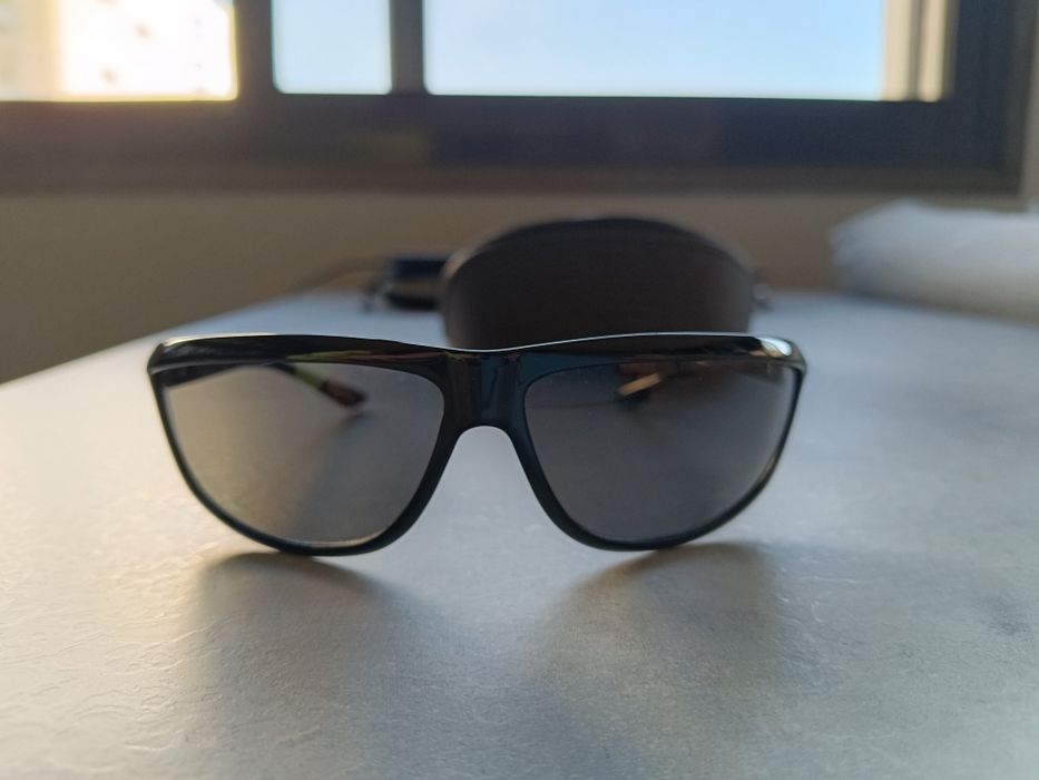 Óculos de sol pretos da Empório Armani