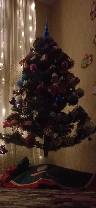 Продам  Новорічну Ялинку  Висота  1,50 м