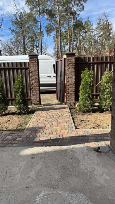 Великий будинок з терасою, ділянкою. єОселя, постанова, сертифікат