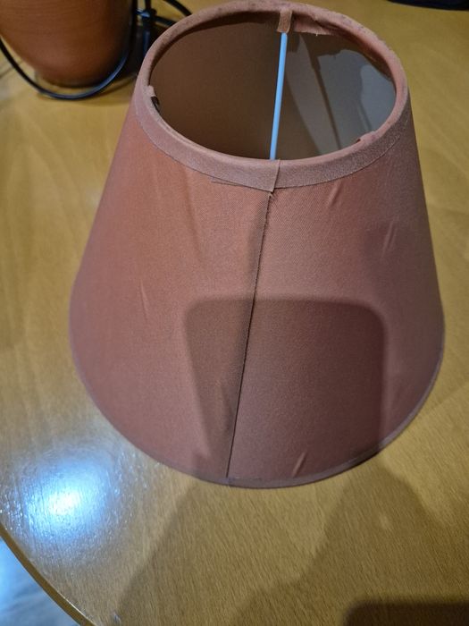 Lampka nocna ceramiczna z kloszem.