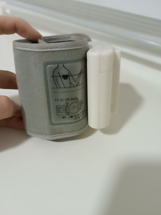 Тискомір електронний на руку