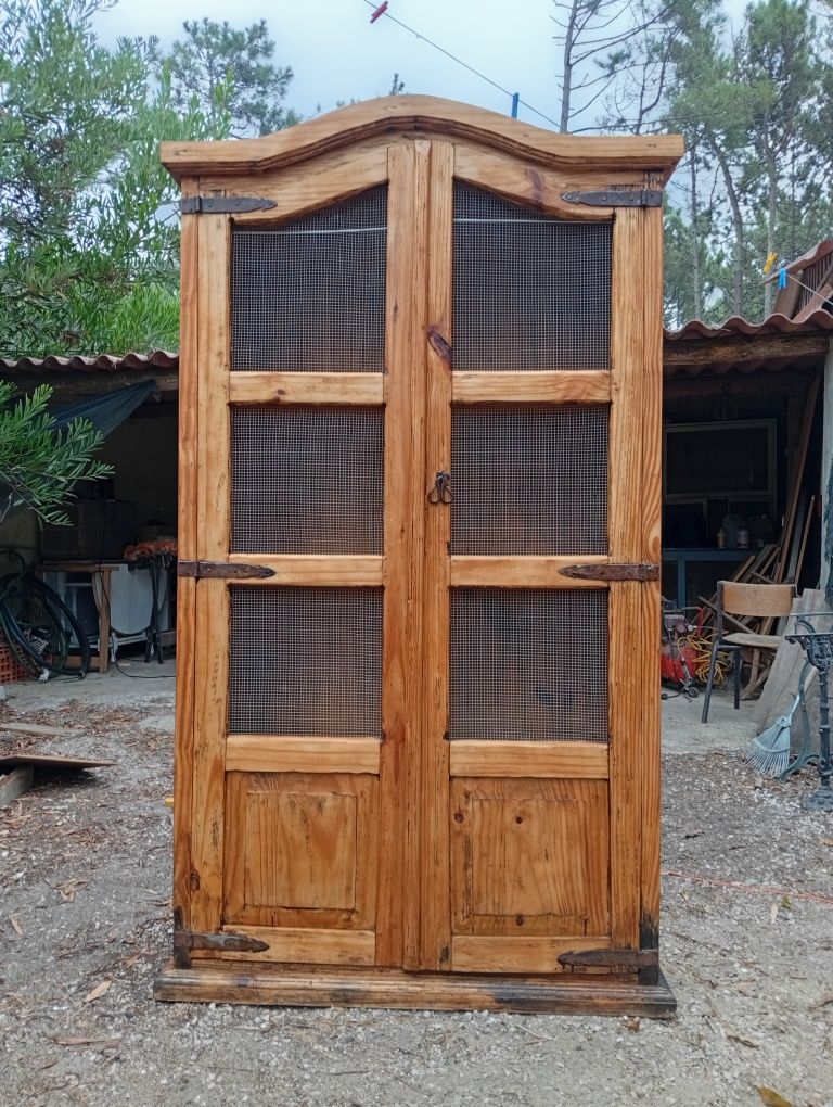 Móvel rústico com portas em rede