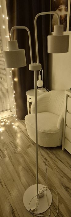 Biała lampa podłogowa